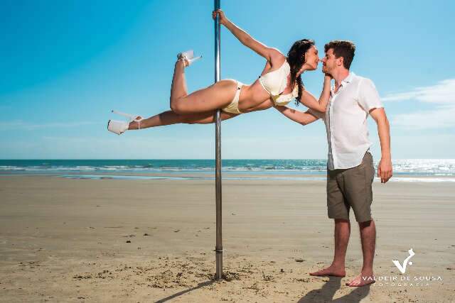 Praia foi cenário para ensaio de casamento com noiva em pole dance