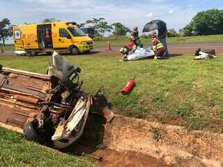 Veículo parou em uma valeta às margens da rodovia em Nova Alvorada do Sul. (Foto: Rones Cézar | Alvorada Informa)