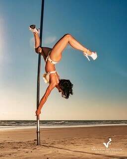 Jaqueline diz que o pole dance é uma das melhores escolhas que já fez na vida. (Foto: Valdeir de Sousa)