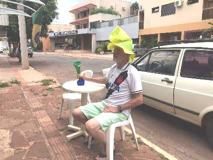 Sob sol de 12h, torcedor solitário fica 90 minutos fazendo barulho na rua