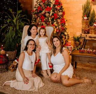 As 4 gerações de mulheres da família, e Vergínia com a bisneta no colo, em 2020. (Foto: Arquivo de família)