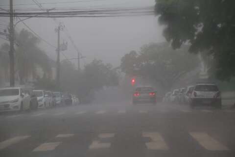 Após dia quente, chuva e vento forte atingem Campo Grande