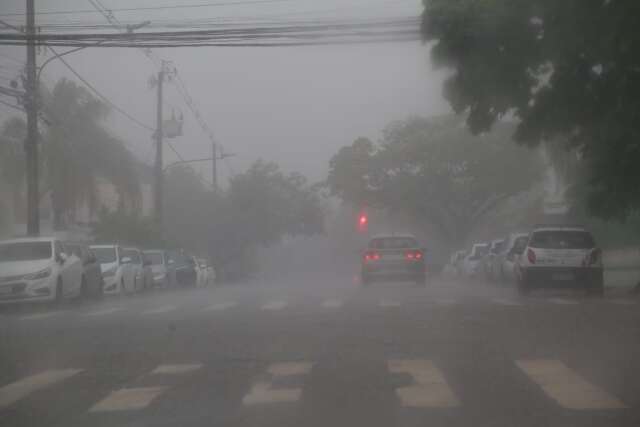 Ap&oacute;s dia quente, chuva e vento forte atingem Campo Grande