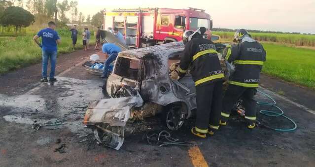 Motorista morre carbonizado ap&oacute;s bater em caminh&atilde;o