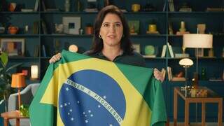 Senadora em final de mandato, segurando a bandeira do Brasil é cotada para um ministério. (Foto: Twitter)