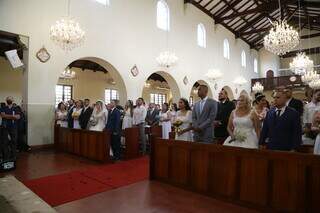 Noivos lotaram igreja na cerimônia realizada esta manhã (Foto: Kisie Ainioã)