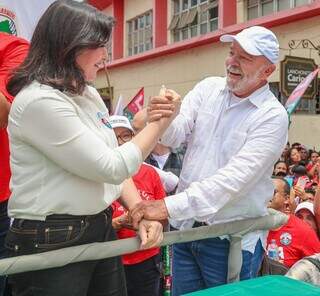 Senadora Simone Tebet de braços dados com o presidente eleito Luiz Inácio Lula da Silva durante campanha. (Foto: Twitter)