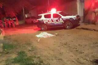 Corpo de vítima coberto em rua do Parque do Lageado. (Foto: Direto das Ruas)
