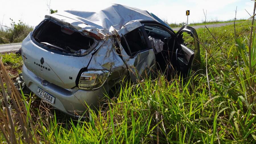 Motorista Perde O Controle Da Dire O E Capota Ve Culo Na Br