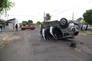 Colis&atilde;o em cruzamento termina em capotagem e motorista ferido 