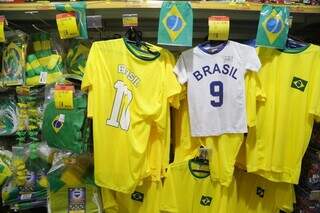 Nas lojas, ainda tem muito estoque de camisas alusivas à Seleção Brasileira. (Foto: Kisie Ainoã)