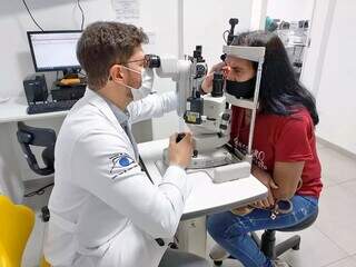 Paciente realizando exame oftalmológico em Campo Grande (Foto: Divulgação/Santa Casa)