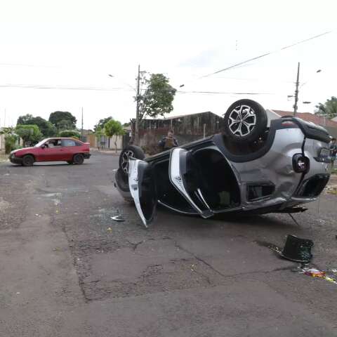Colis&atilde;o em cruzamento termina em capotagem e motorista ferido 