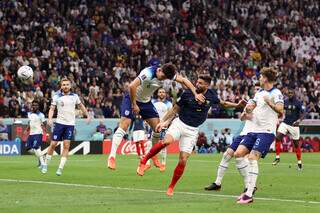 Camisa 9 Giroud desviando a bola para fazer o gol da classificação (Foto: Fifa)