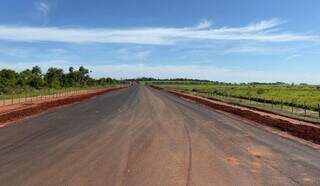 Metade da pavimentação já foi concluída na rodovia, entre Coronel Sapucaia e Paranhos. (Foto/Divulgação)