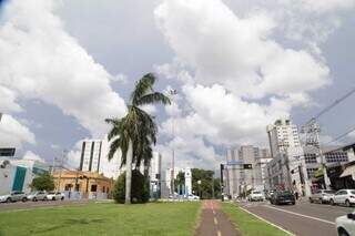 Início da tarde de Campo Grande com muito calor. (Foto: Kisie Ainoã)