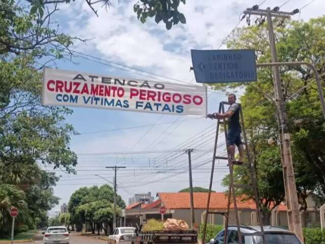 Cansados de acidentes com morte em rua, douradenses colocam faixa de alerta