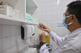 Enfermeiro do Sistema Único de Saúde preparando dose de vacina pediátrica contra covid-19. (Foto: Paulo Francis/Arquivo)