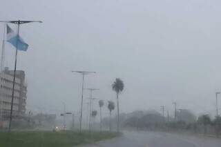 Chuva forte na Avenida Duque de Caxias, no Bairro Santo Antônio, em Campo Grande. (Foto: Paulo Francis)