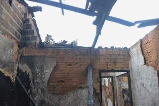 Mulher fica em estado grave ap&oacute;s casa ser incendiada durante a madrugada