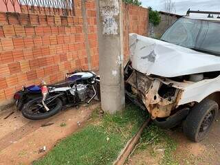 Duas vítimas estavam na motocicleta e uma no Fiat Uno. (Foto: Bruna Marques)