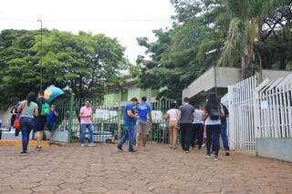 Candidatos em frente a um dos locais de prova em Campo Grande (Foto: Paulo Francis)