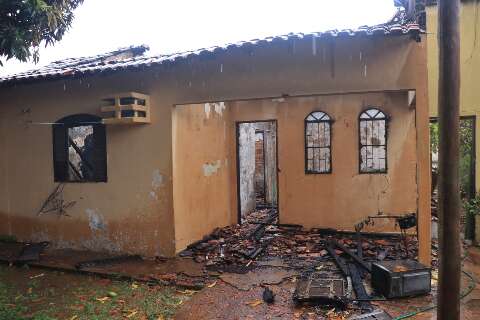 Mulher fica em estado grave ap&oacute;s casa ser incendiada durante a madrugada