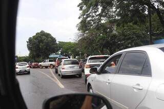 Congestionamento na frente de uma das entradas da UFMS nesta manhã. (Foto: Paulo Francis)