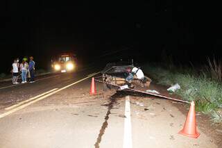 Motorista ficou pendurado na janela e Fiat Uno teve a frente destruída. (Foto: O Correio News)