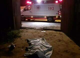 Homem de 25 anos morto em Anastácio caído em quintal de casa. (Foto: O Pantaneiro)