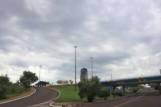 Em Campo Grande domingo começou nublado e deve chover durante o dia. (Foto: Paulo Francis)