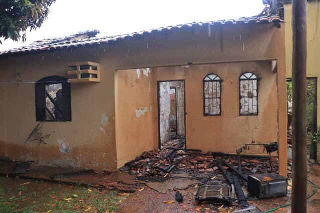 Mulher fica em estado grave ap&oacute;s casa ser incendiada durante a madrugada
