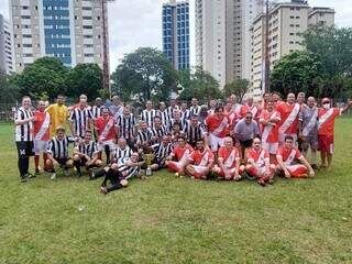 Amigos e ex-atletas se dividiram entre Operário e Comercial, em jogo simbólico. (Foto: Jairton Bezerra Costa)