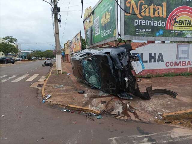 Carro capota e vai parar em muro ao ser atingido por outro ve&iacute;culo em cruzamento