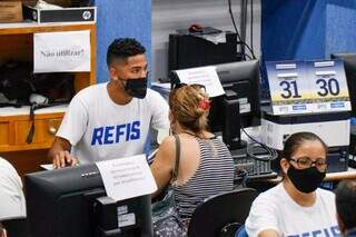 Contribuinte renegociando tributos com o munícipio (Foto: Henrique Kawaminami/Arquivo)