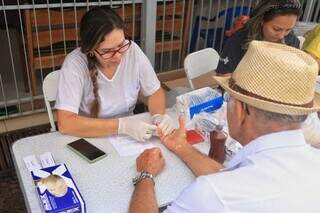 Odilon Rodrigues realizabndo os testes rápidos para checar saúde (Foto:Paulo Francis)