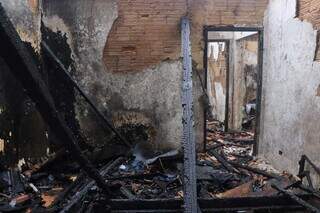 Mulher fica em estado grave ap&oacute;s casa ser incendiada durante a madrugada