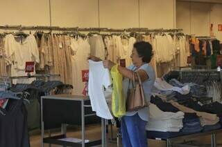Consumidor aproveita horário especial para comprar com calma no Centro Consumidor aproveita horário especial para comprar com calma no Centro