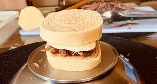 Dupla criou até sanduíche de bolo de rolo com carne seca. (Foto: Divulgação)