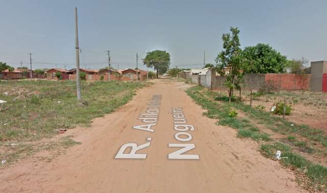 Menina de 2 anos &eacute; encontrada sozinha no meio da rua