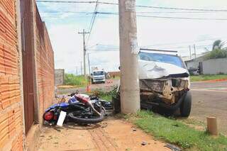 Motocicleta caída entre muro e poste e Fiat Uno com a frente destruída. (Foto: Paulo Francis)