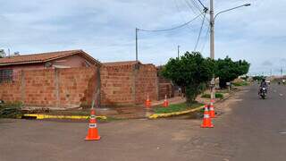 Vazamento de água após Fiat Uno atingir cavalete de água. (Foto: Bruna Marques)