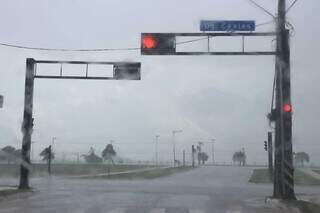 Chuva forte na Avenida Duque de Caxias, no Bairro Santo Antônio, em Campo Grande. (Foto: Paulo Francis)
