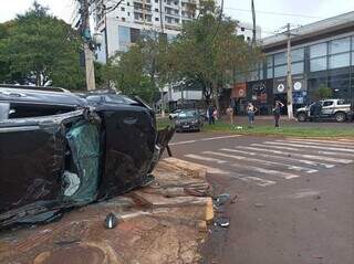 Carro capota e vai parar em muro ao ser atingido por outro ve&iacute;culo em cruzamento