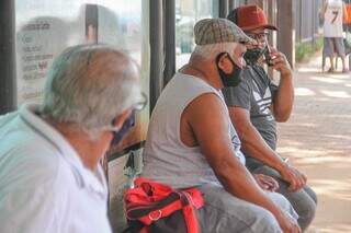 Idosos em terminal de ônibus na região central de Campo Grande (Foto: Marcos Maluf/Arquivo)