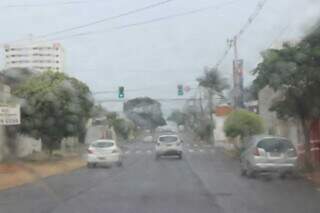 Chuva registrada no fim da manhã, na Rua Bahia, em Campo Grande. (Foto: Paulo Francis)