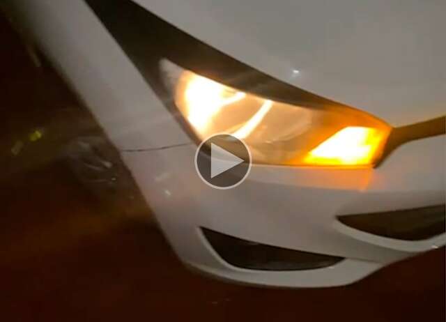 Sem ilumina&ccedil;&atilde;o, motorista n&atilde;o v&ecirc; valeta e carro atola no Jardim Itamarac&aacute;