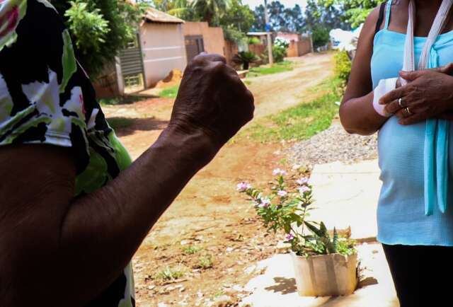 Vi&uacute;va de homem morto pela pol&iacute;cia nega que foi agredida pelo marido; PM refuta 