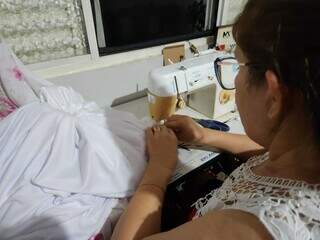 Amor fez Sirlei ficar horas costurando vestidos de noiva para as 3 noras