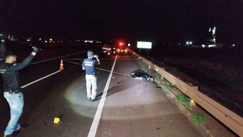 Mulher &eacute; atropelada por carro, arremessada a 15 metros e morre na BR-163 